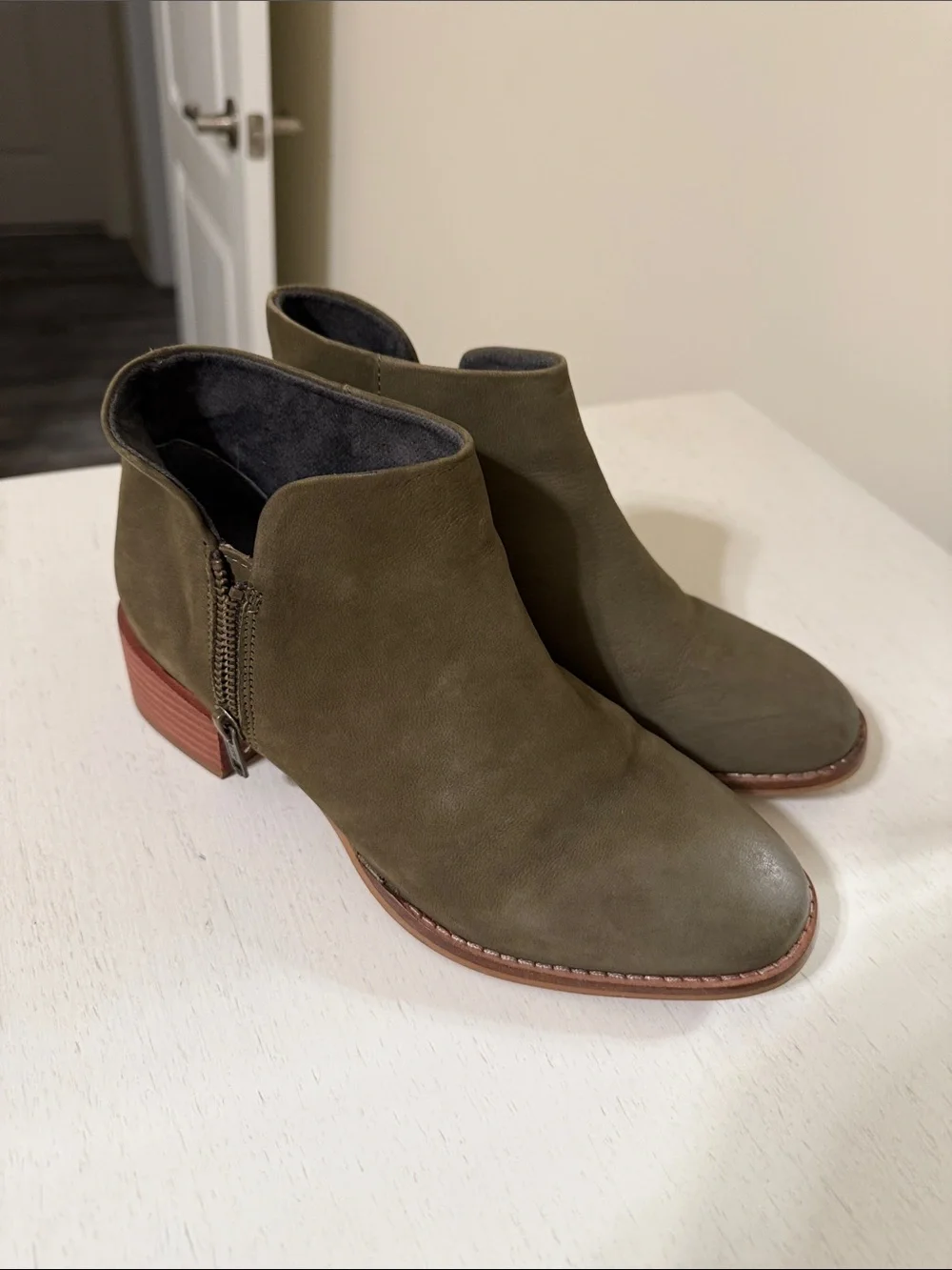 Seychelles Women’s Vocal Olive Green Suede Ankle Booties w/Side Zip / Size 7.5